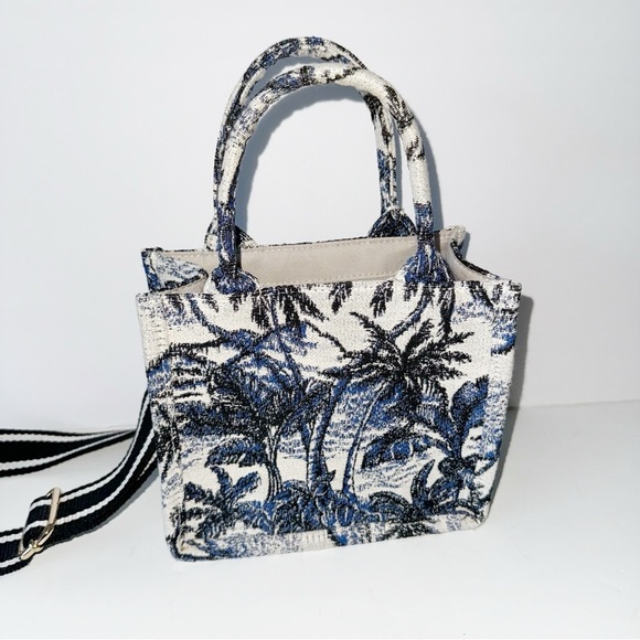 H&M BLUE TOILE SMALL HANDBAG DETACHABLE SHOULDER STRAP
BLUE/PATTERNED - Picture 1 of 16